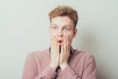 Üzgün ve kafası karışık bir adam