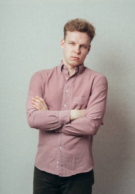 Adam ellerini kavuşturdu.