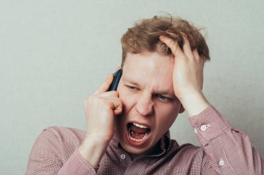 Adam cep telefonundan bağırıyor.