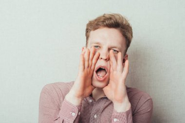 Stüdyoda poz veren genç adam