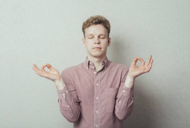 Stüdyoda poz veren genç adam