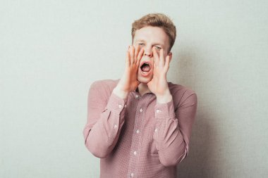 Stüdyoda poz veren genç adam