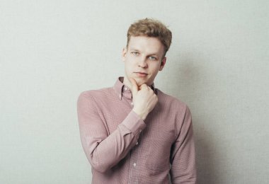 Genç ve rahat düşünen bir adam.