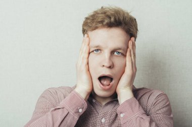 Delikanlı şokta, elleri yüzlerinde.