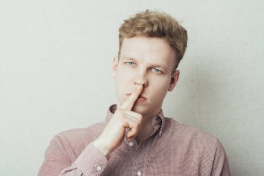 Genç adam sessiz bir jest yapıyor.!!