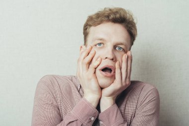 Delikanlı şokta, elleri yüzlerinde.