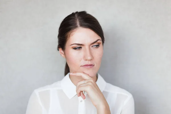 Retrato Cerca Una Joven Bastante Loca Con Dedo Los Labios —  Fotos de Stock