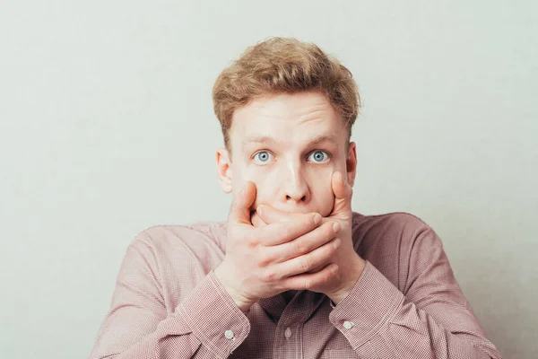 Mann Bedeckt Den Mund Nicht Lachen — Stockfoto