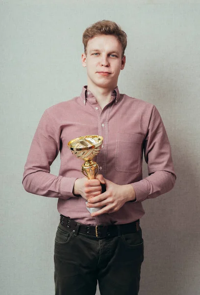 Joven Ganó Sostiene Copa Sus Manos — Foto de Stock