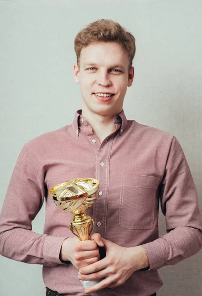 Jeune Homme Gagné Tient Coupe Dans Ses Mains — Photo