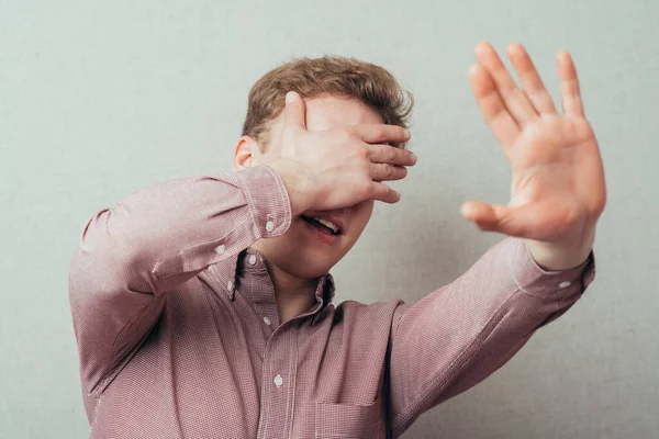 Man Täcker Sitt Ansikte Med Handen Och Visar Stopp — Stockfoto