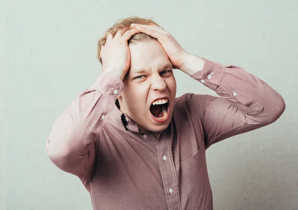 Hombre Sosteniendo Cabeza Gritando —  Fotos de Stock