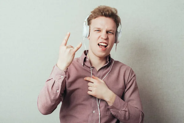Άνθρωπος Ακουστικά Δείχνει Ροκ — Φωτογραφία Αρχείου