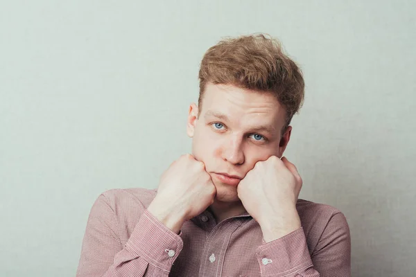 Hombre Cara Triste Sus Manos Espaldas — Foto de Stock