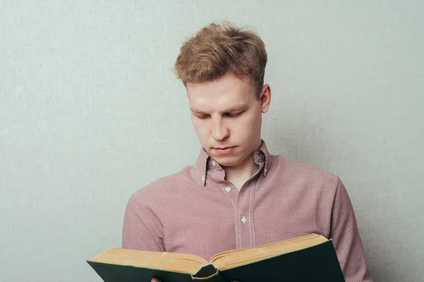 Hombre Leyendo Libro — Foto de Stock