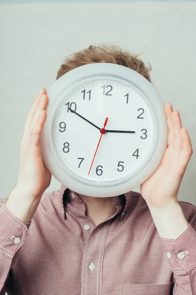 Joven Sosteniendo Reloj Mano — Foto de Stock