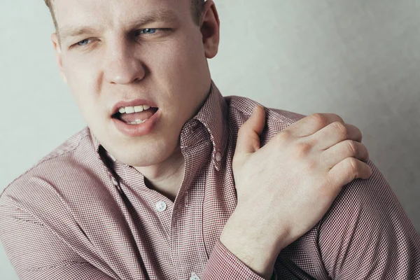 Jeune Homme Sentant Malade Mal Épaule — Photo