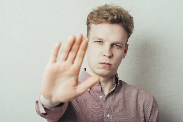 Νεαρός Αυστηρά Άνθρωπος Κάνει Στάση Χέρι Του — Φωτογραφία Αρχείου