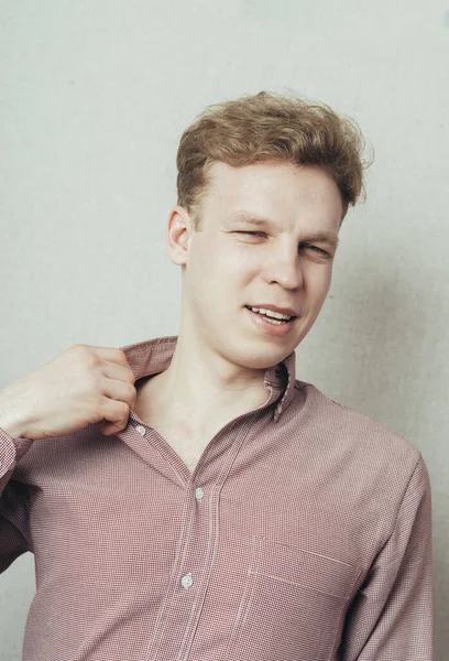 Hombre Tira Cuello Camisa — Foto de Stock