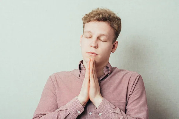 Hombre Orando Con Las Manos Cerradas — Foto de Stock