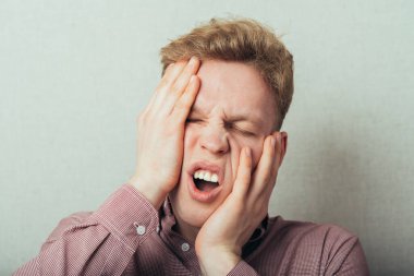 Genç adam korkmuş görünüyor.