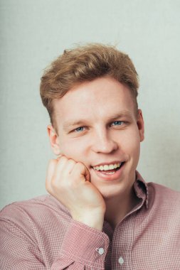 Mutlu gülümseyen bir adamın portresi