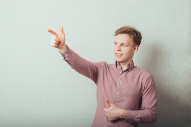 Parmak işaretli beyaz bir adam.