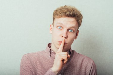  Genç adam sessiz hareketler yapıyor, ağzını kapalı tut.