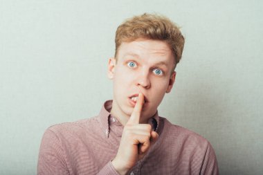  Genç adam sessiz hareketler yapıyor, ağzını kapalı tut.