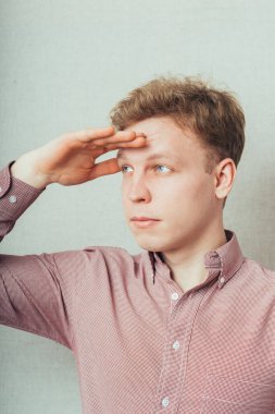  İş adamı uzaklara bakar, bir şeyler arar.