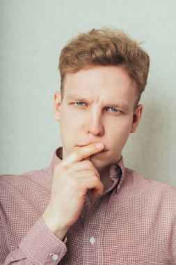 Stüdyoda poz veren genç adam