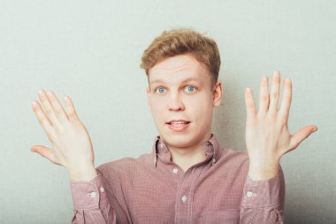 Gülümseyen adamın 10 parmağını gösteren portresi.