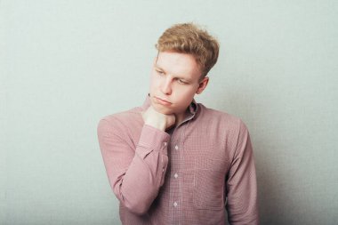 Adam çenesini geri çekiyor.