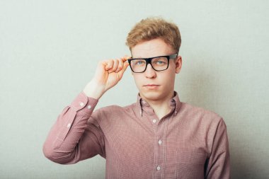 Gözlüklü genç adam.