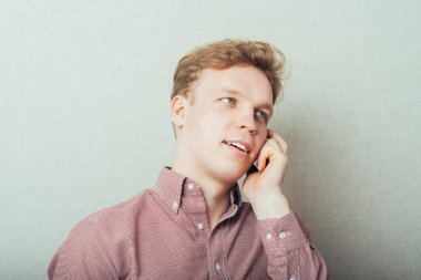 Adam cep telefonuyla konuşuyor.