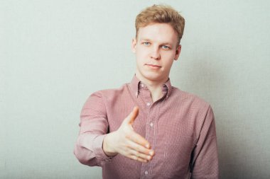 Tanışmış, el sıkışan bir adamın portresi.