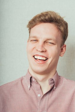 Gülen bir adamın portresi