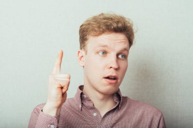 Adam işaret parmağını kaldırıyor.