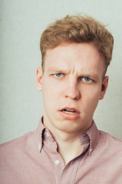 Genç adam şaşırdı ya da şok oldu.