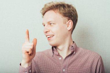 Adam işaret parmağını kaldırıyor.