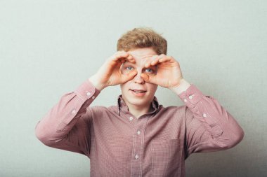 Elden gözlük yapan adam.