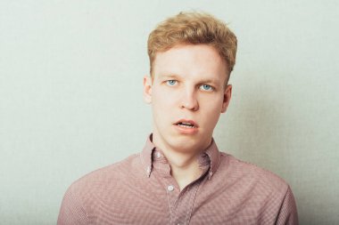 Genç adam şaşırdı ya da şok oldu.