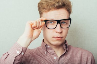 Gözlüklü genç adam.