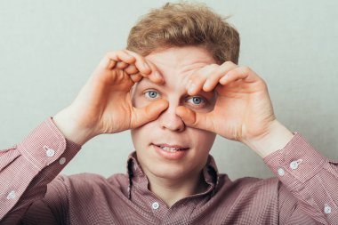 Elden gözlük yapan adam.