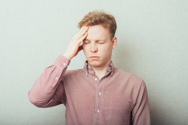 Adamın başı ağrıyor.