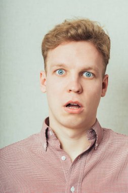 Adam şok oldu ve ağzını açtı.