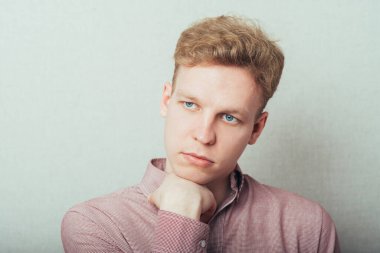 Adam çenesini geri çekiyor.