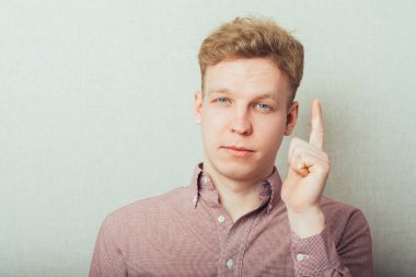 Adam öğretir ve işaret parmağını gösterir.