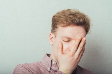 Adam ofis işinde çok yorgundu.