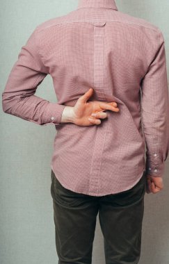 İş adamının parmakları arkasında çapraz şans ya da sahtekarlık kavramı.